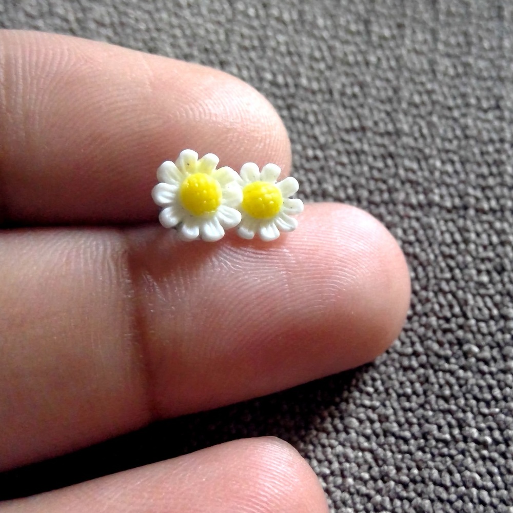 4 sets of stud earrings
